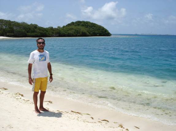 Caminhando em praia em um dos pequenos cayos de Los Roques, no litoral venezuelano